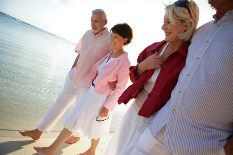 senior regardant son ordinateur